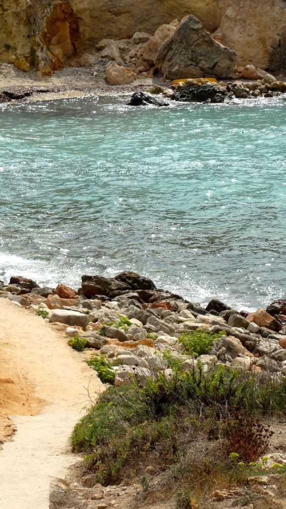 Met 3 minutjes lopen en dan heerlijk zitten aan een glaasje Hierbas bij cala Codolar