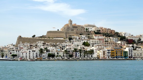 Prachtig uitzicht vanaf de boot op Ibiza Stad