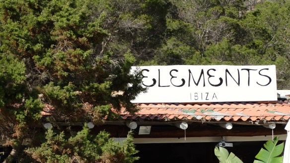 Ibiza|Elements..lekker chillen op de leuke bank met uitzicht op het strand.