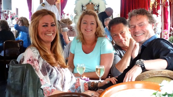 Gewoon allemaal gezellig mooie mensen zie gek zijn op het leven...Proost mensen