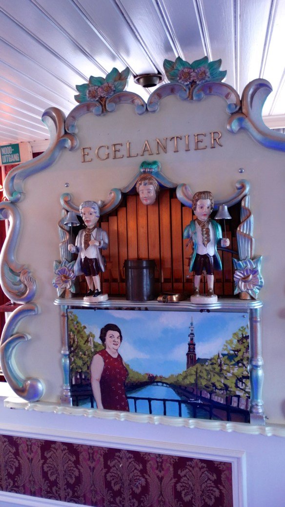 Hoe leuk is dit....de orgelman aanboord