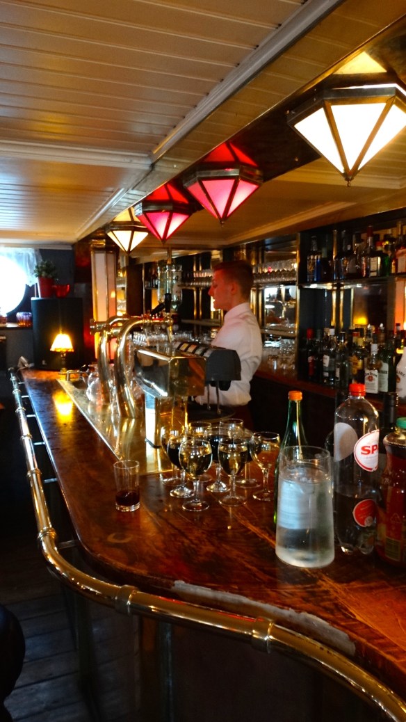 De gezellige bar benedendecks