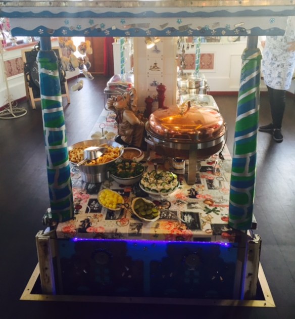 Het buffet komt naar boven vanuit het onderdek..Zo gaaf..!