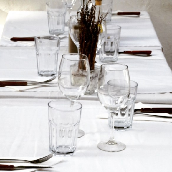 Heerlijk buiten eten in een van de kleine staartjes in Dalt Vila