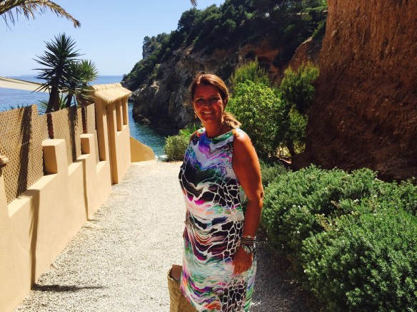 Ik krijg zoveel vragen of deze jurk ook te bestellen is maar bij She is online maken we unieke jurkjes van bijzondere merken zoals Ungaro op maat. Voor meer info mail ons...info@sheisonline.nl