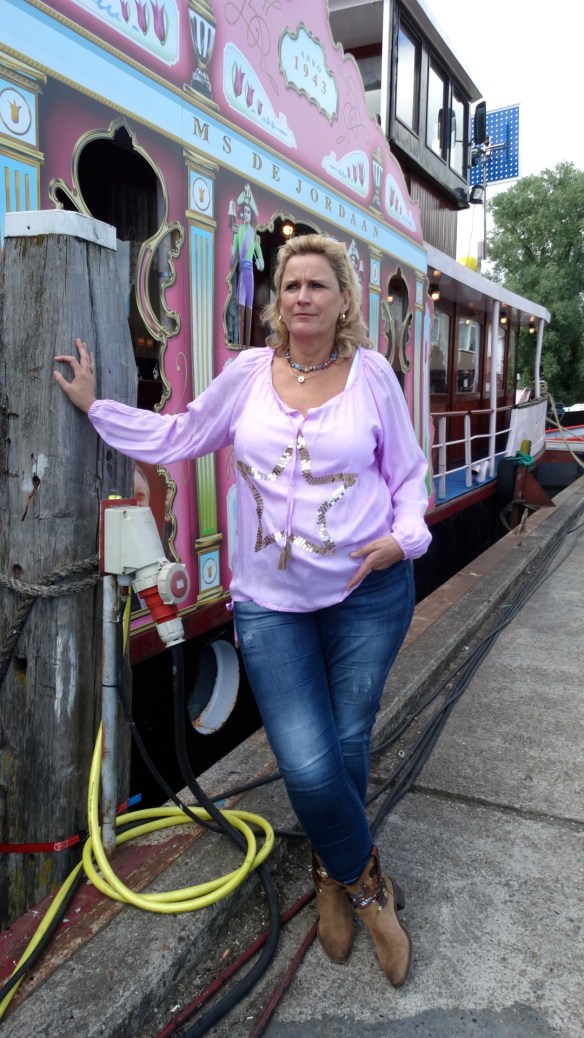 Jose is een mooi stralend voorbeeld voor vrouwen die en meetje meer hebben .....en is gek op Hotlava.