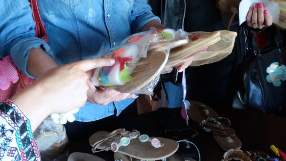 Welke zal  ze nou nemen?    Ze neemt ze gewoon allebei!!