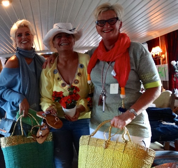 Model Esther (links)  draagt een blauwe Beatrice San Fransico pullover met bijpassende lurex sjaal en groene summer bag van Hotlava. Een altijd stralende Annemieke draagt een superdun zomerblousje van hotlava met bijpassende slippers model Buli Africa. Een ook Marianne 9die meestal voor het goede doel hardloopt was voor deze avond even een She is online model met een Sjaal van BLoved  met en sweater van Frogbox en de bestseller van Corel fashion model Yvette. Strandtas Hotlava.