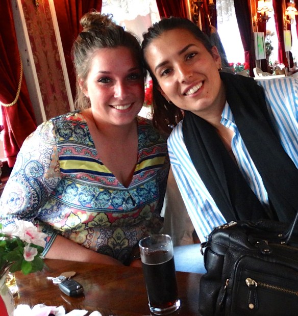 Deze twee prachtige dames al genietend aan een drankje.