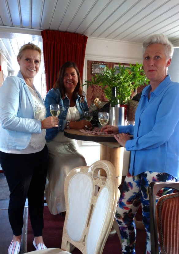 Blijde gezichten van 3 beauty's in geheel eigen stijl.