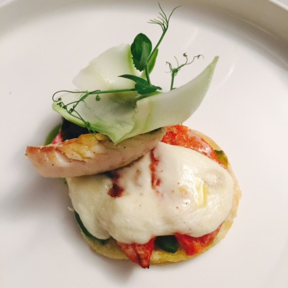 Bladerdeeg taartje met tomaat - pesto -Basilicum en een klein stukje vis