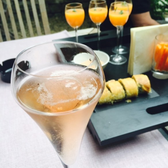 Na het golfen nog even bijkletsen met Yves onder het genot van een heerlijk glaasje en wat versnaperingen.