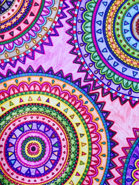 Emma zoekt haar ontspanning in het inkleuren van mandela's